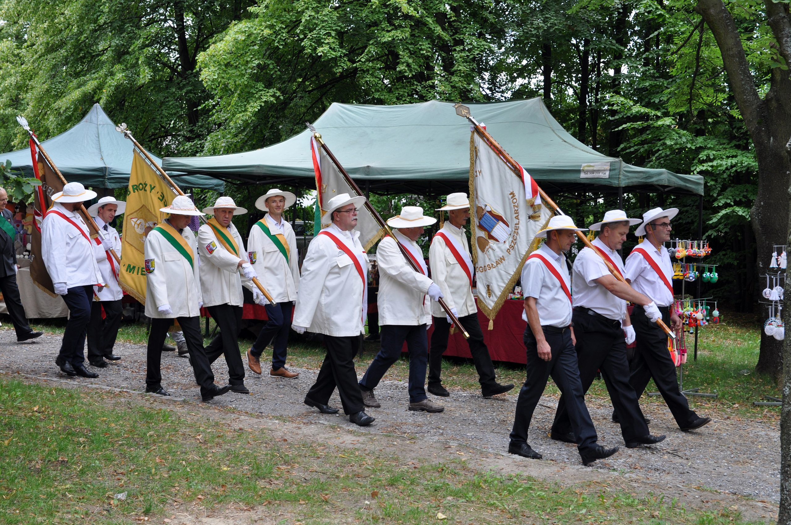 pszczelarze ze sztandarami