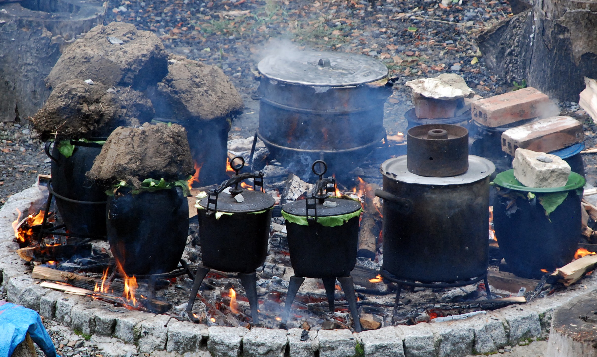 garnki z pieczonymi ziemniakami