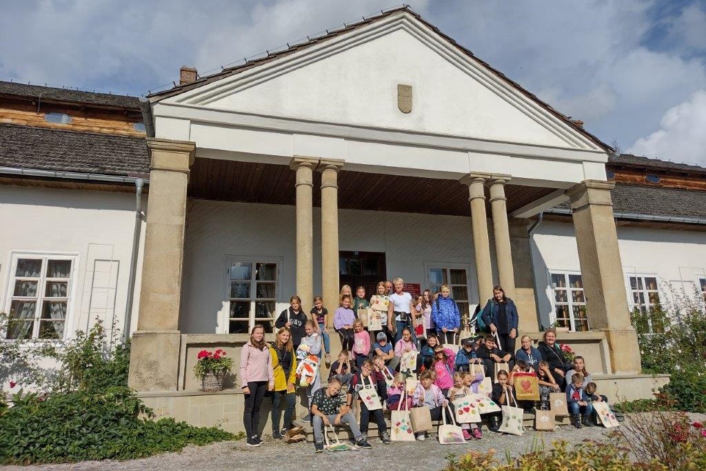 Dzieci wraz z panią Iwoną Gibas przed dworem z Drogini