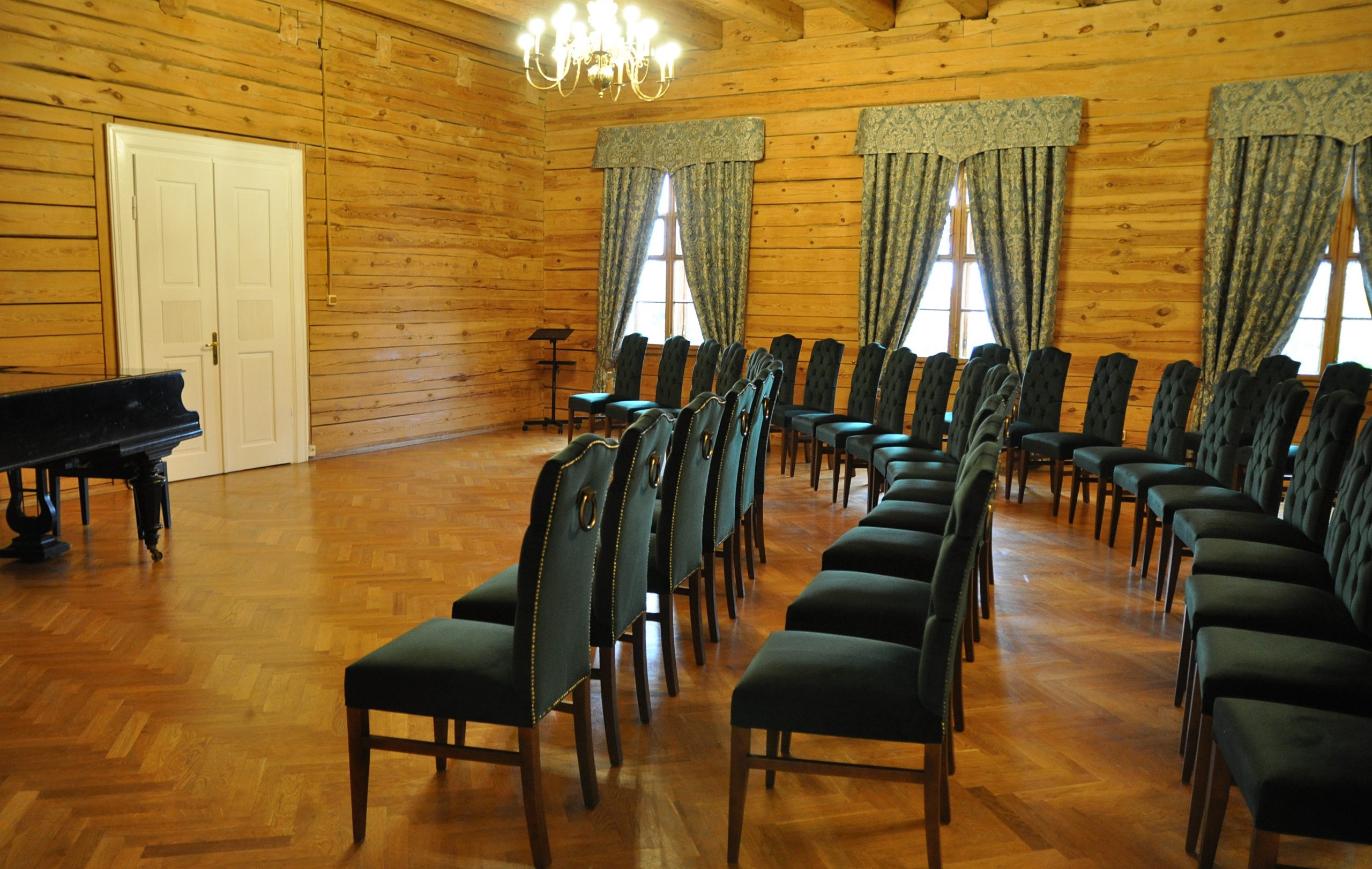 sala z krzesłami