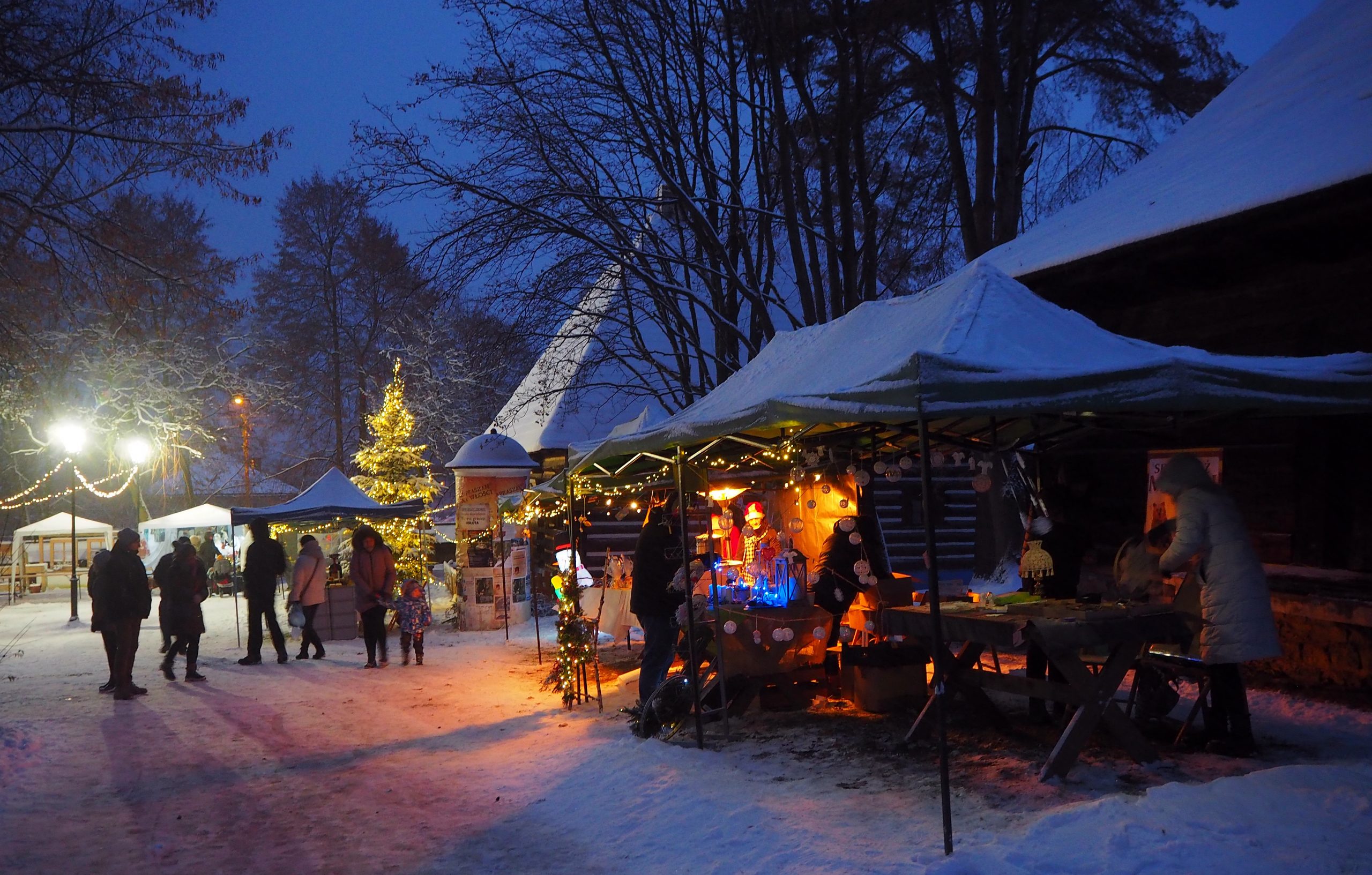 oświetlone stoiska
